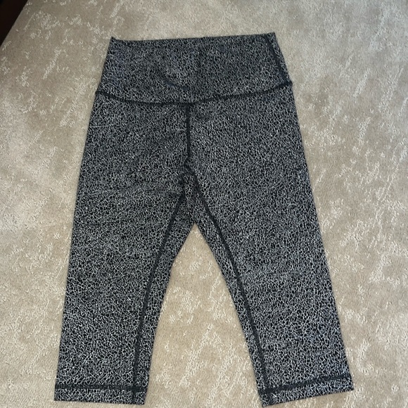 Lululemon Capri pants - Picture 1 of 3